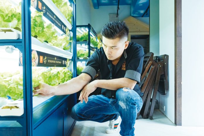 堅持、熱情、用心、創新 吳念忠用金門心 將燒肉賣到全亞洲 飛上飛機當飛機餐