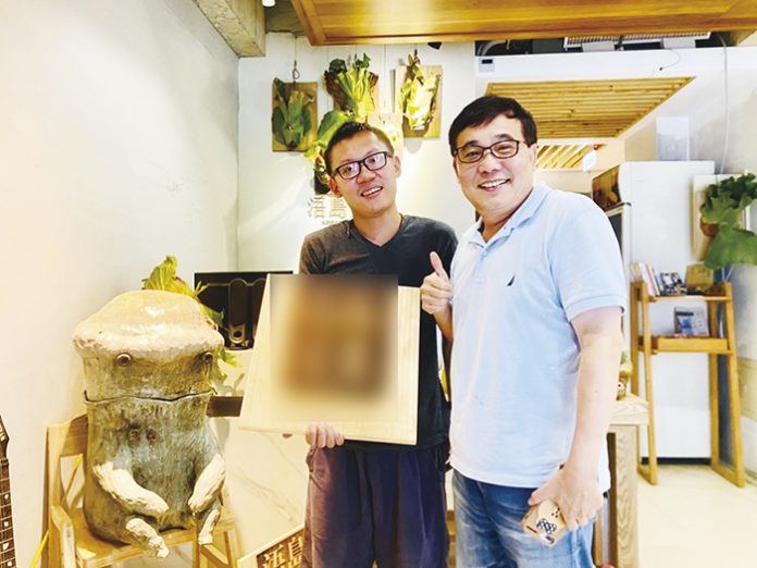 張國威先生與青年合照