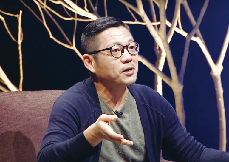 畫室裡的女兒與父親翁明哲 用繪畫演繹自己的原心